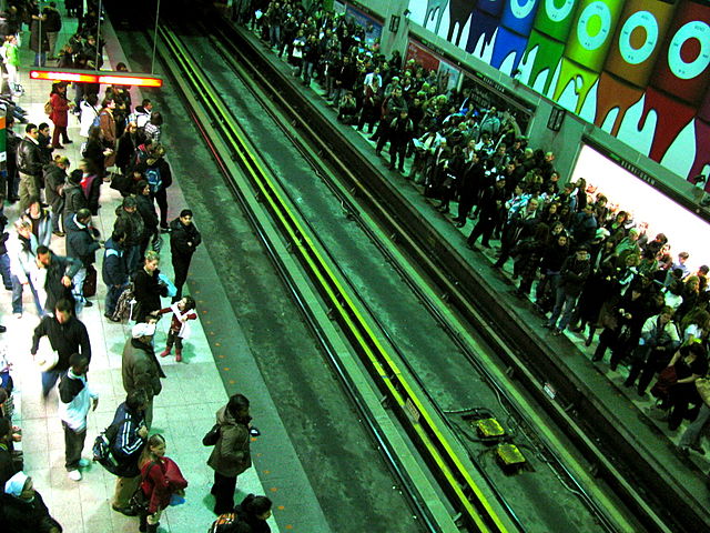 File:Berri-UQAM station Rush Hour.jpg