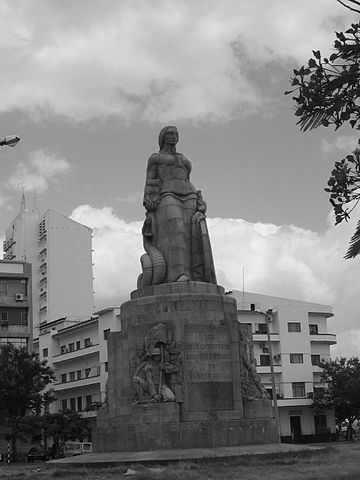 File:Est&aacute;tua Grande Guerra.jpg