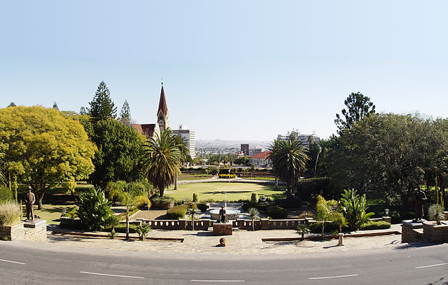 File:Parlamentsg&auml;rten, Windhoek.jpg