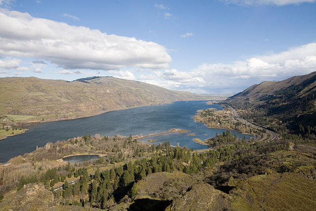 File:ColumbiaRiverRowenaView.jpg