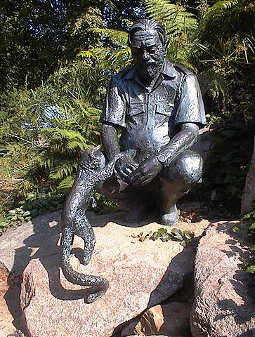 File:Gerald Durrell statue.jpg