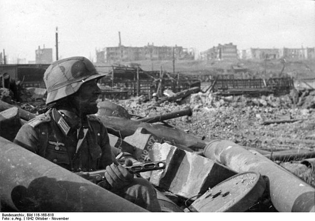 File:Bundesarchiv Bild 116-168-618, Russland, Kampf um Stalingrad, Soldat mit MPi.jpg