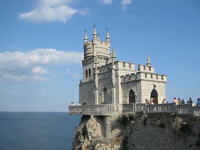 File:The Swallow's Nest castle on the Aurora cliffs of cape Ai-Todor (2005-09-229).jpg