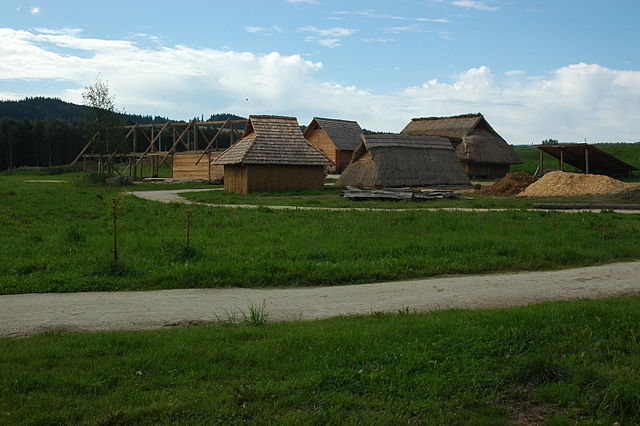 File:Fr&uuml;hmittelalterliches Dorf.jpg