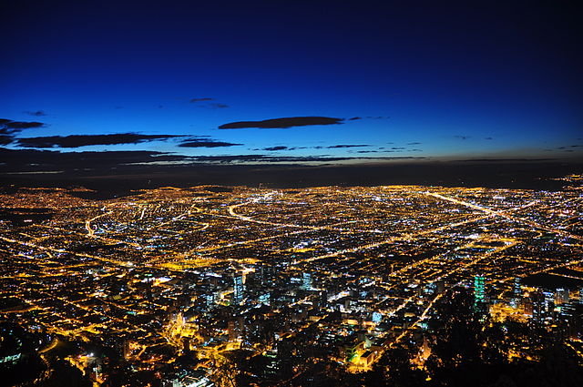 File:Bogot&aacute; de noche.jpg