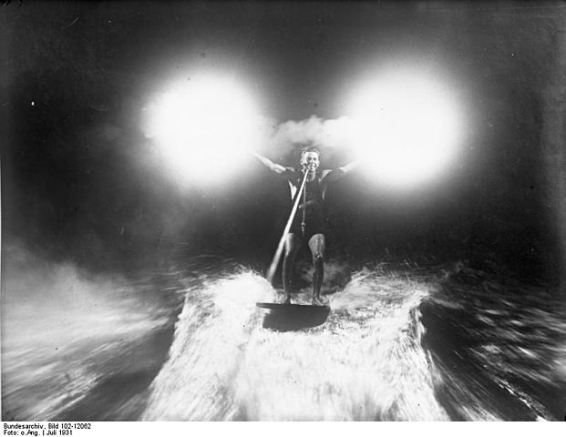 File:Bundesarchiv Bild 102-12062, Wasserreiter mit Magnesiumfackeln.jpg