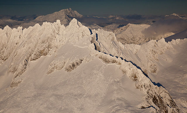 File:Crown line on neve glacier snow field peak north cascades.jpg