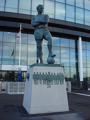 File:Bobby Moore Statue outside Wembley Stadium - geograph.org.uk - 602874.jpg