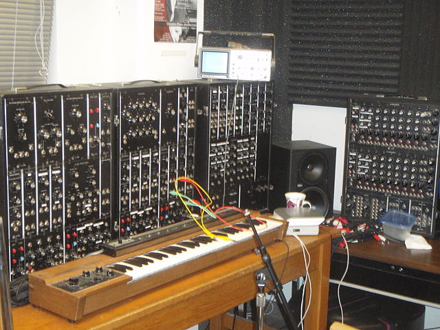 File:Moog Synthesizer 3P (1972), CRuNCh Lab.jpg