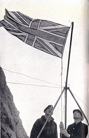 File:Rockall Union flag hoisted 1955.jpg