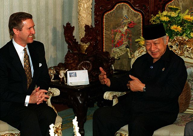 File:William cohen with suharto.jpg