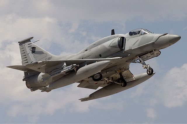 File:Argentina Air Force McDonnell Douglas A-4AR Fightinghawk Lofting-2.jpg