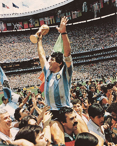 File:Maradona Estadio Azteca.jpg