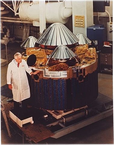 File:Pioneer Venus 2 inspection.jpg