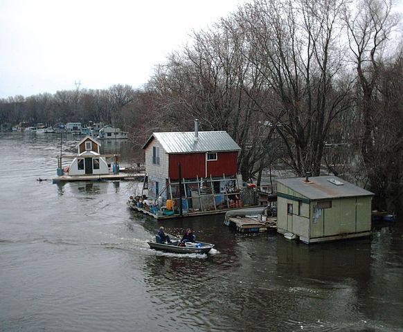 File:WinonaMNboathouses2006-05-09.JPG