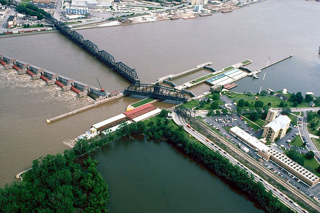 File:Mississippi River Lock and Dam number 15.jpg