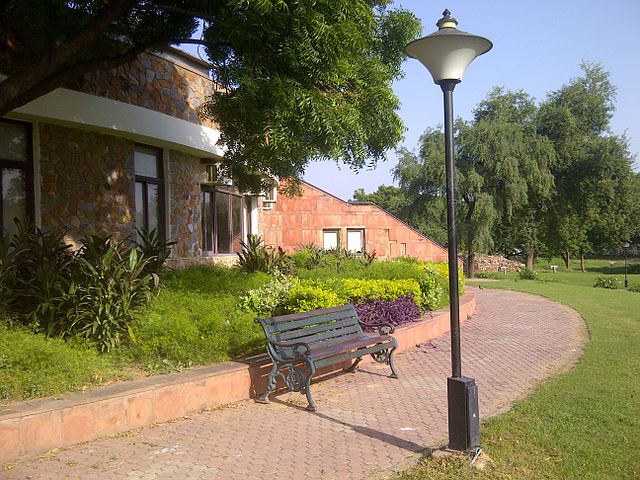 File:Walkway at Qila Rai Pithora, New Delhi.jpg