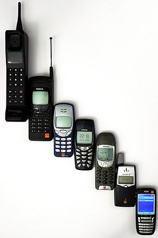 File:Mobile phone evolution.jpg