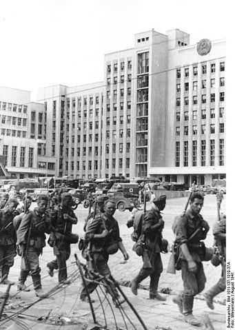 File:Bundesarchiv Bild 101I-137-1010-37A, Minsk, deutsche Truppen vor modernen Geb&auml;uden.jpg