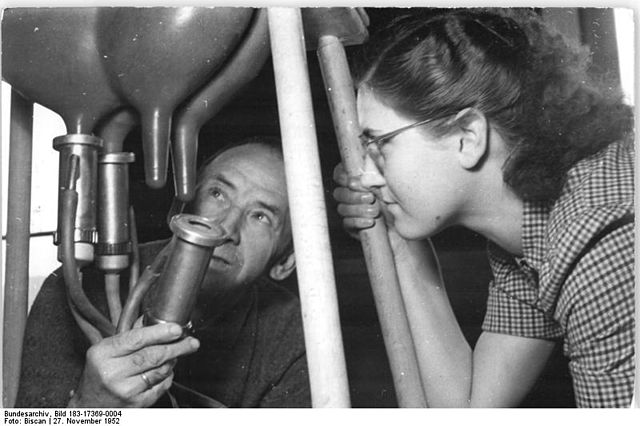 File:Bundesarchiv Bild 183-17369-0004, Barby, Bauer eine Melkmaschine pr&auml;sentierend.jpg