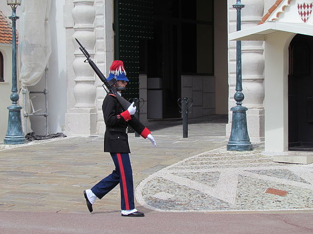 File:Palace guard in Monaco.jpg