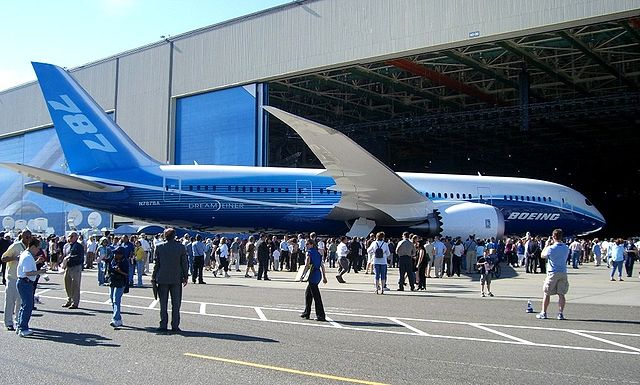 File:Boeing 787 Roll-out.jpg