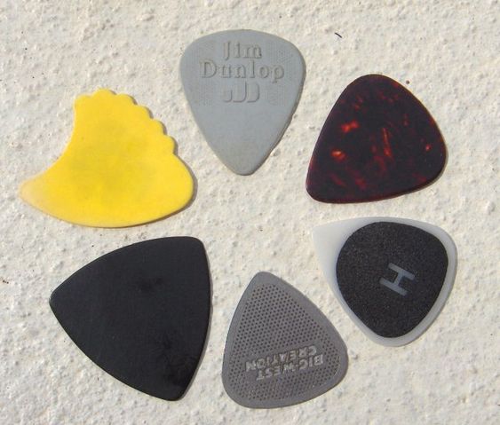 File:Guitar picks-KayEss-1.jpeg