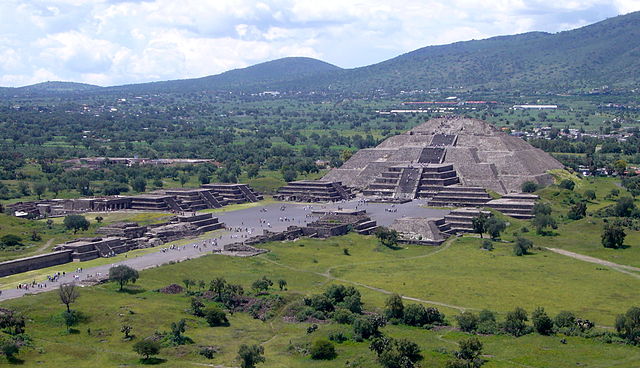 File:Piramide de la Luna 072006.jpg