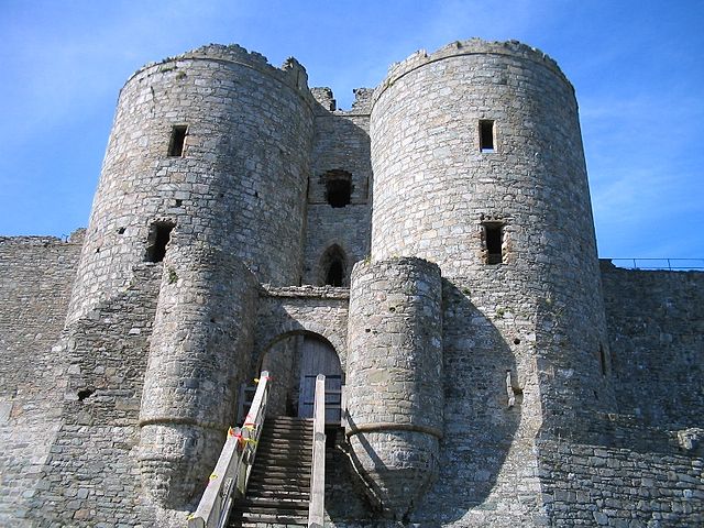 File:SDJ Harlech Castle Gatehouse.jpg