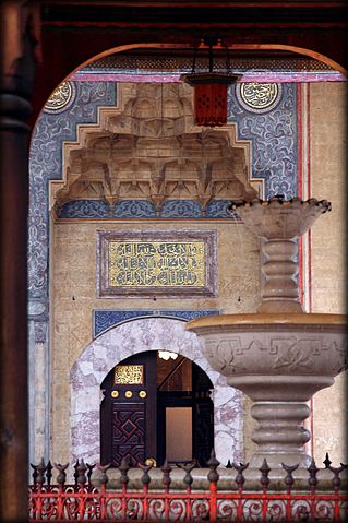 File:Courtyard to the Ba&scaron;čar&scaron;ija Mosque.jpg