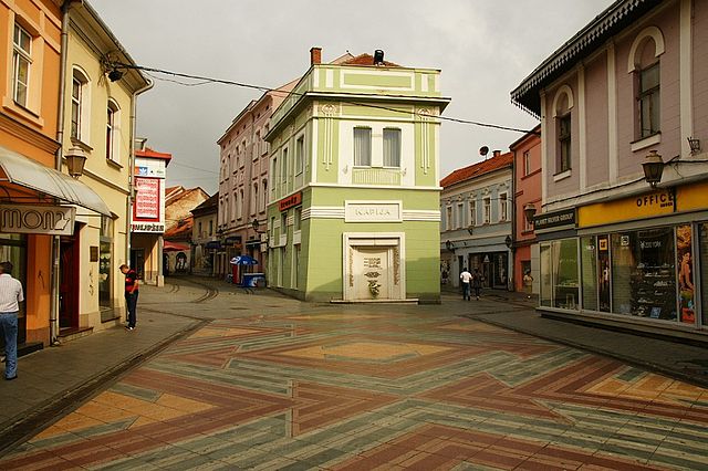 File:Tuzla, Kapija place.jpg