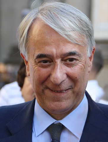 File:Giuliano Pisapia in Piazza Scala a Milano, 27 giugno 2012.jpg