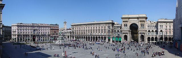 File:Panor&aacute;mica Plaza Duomo (Mil&aacute;n).jpg