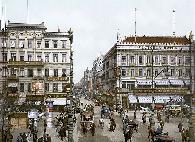 File:Berlin Unter den Linden Victoria Hotel um 1900.jpg