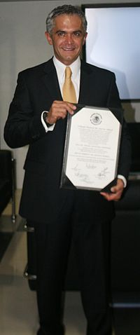 File:Miguel &Aacute;ngel Mancera recibiendo su constancia de Jefe de Gobierno electo.jpg