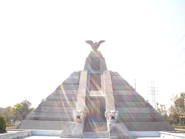 File:MONUMENTO A LA RAZA.jpg