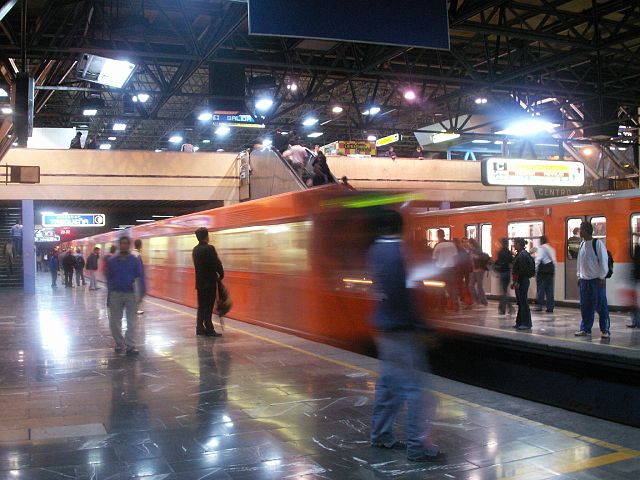 File:Metro chabacano.jpg