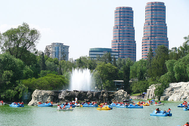 File:Lago de Chapultepec Torres Genelas de Polanco.jpg
