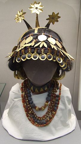 File:Reconstructed sumerian headgear necklaces british museum.JPG