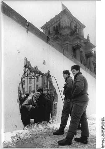File:Bundesarchiv Bild 183-1990-0105-029, Berlin, Loch in Mauer am Reichstag.jpg