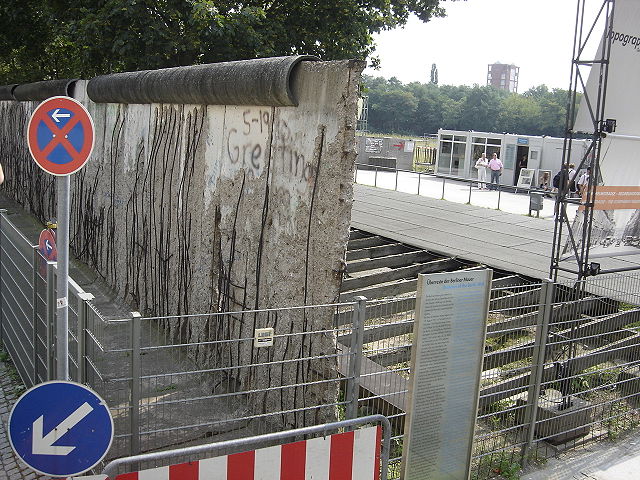 File:Berlin wall 1.jpg