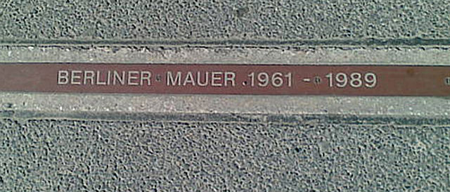 File:BERLINER MAUER 1961&ndash;1989 plaque.jpg