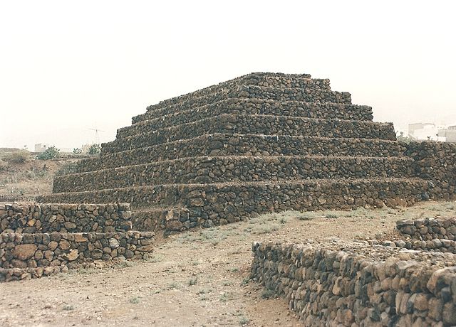 File:Pyramide G&uuml;imar.jpg