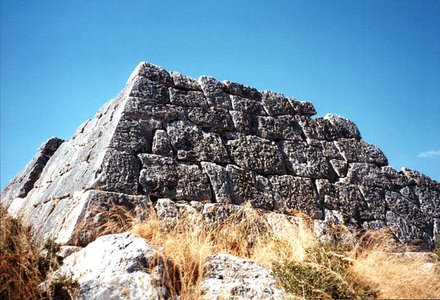 File:Pyramide von Hellinikon.jpg