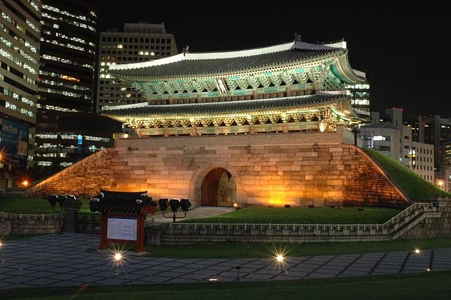 File:Seoul Namdaemun gate at night.JPG