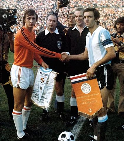 File:Perfumo y cruyff.jpg