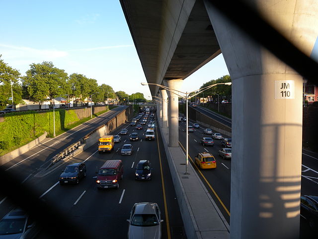 File:Air Train JFK Van Wyck jeh.jpg