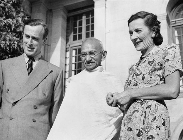 File:Mountbattens with Gandhi (IND 5298).jpg