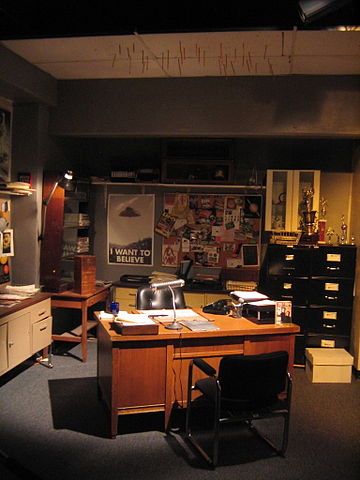 File:Mulder&acute;s office.jpg