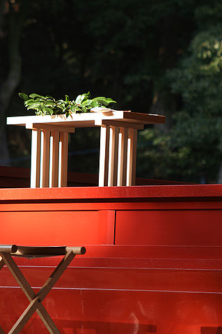 File:Leaves offered to the shrine by d'n'c at Tsurugaoka Hachiman.jpg
